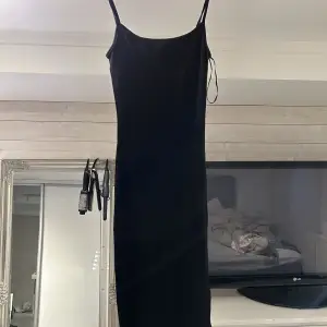 Säljer denna ribbade basic klänningen. Den har en slit i sidan och prislappen sitter kvar. Den är stretching och psssar flera i storleken.
