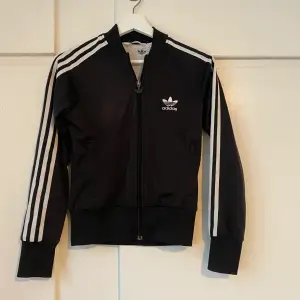 Zip Up från adidas köpt second hand. Lite nopprig. 