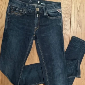 Replay Jeans - Nu säljer jag dess populära replay jeansen åt min bror. storlek 26/30 i svin bra skick. För fler bilder är det bara att frågall Priset går att förhandla.
