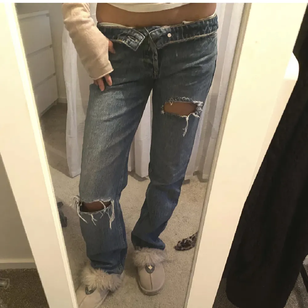 Ursnygga jeans med hål, helt perfekta i höst😻. Jeans & Byxor.