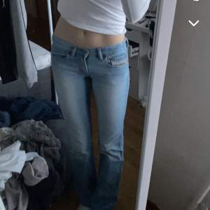 Lågmidjade jeans 😍 midjemått 36cm innerbenslängd 82cm