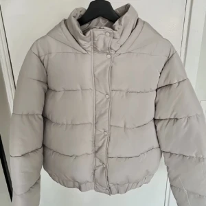 Vinterjacka - Ljusgrå dunjacka från missguided. Använd bara några få gånger och därför i väldigt bra skick. 