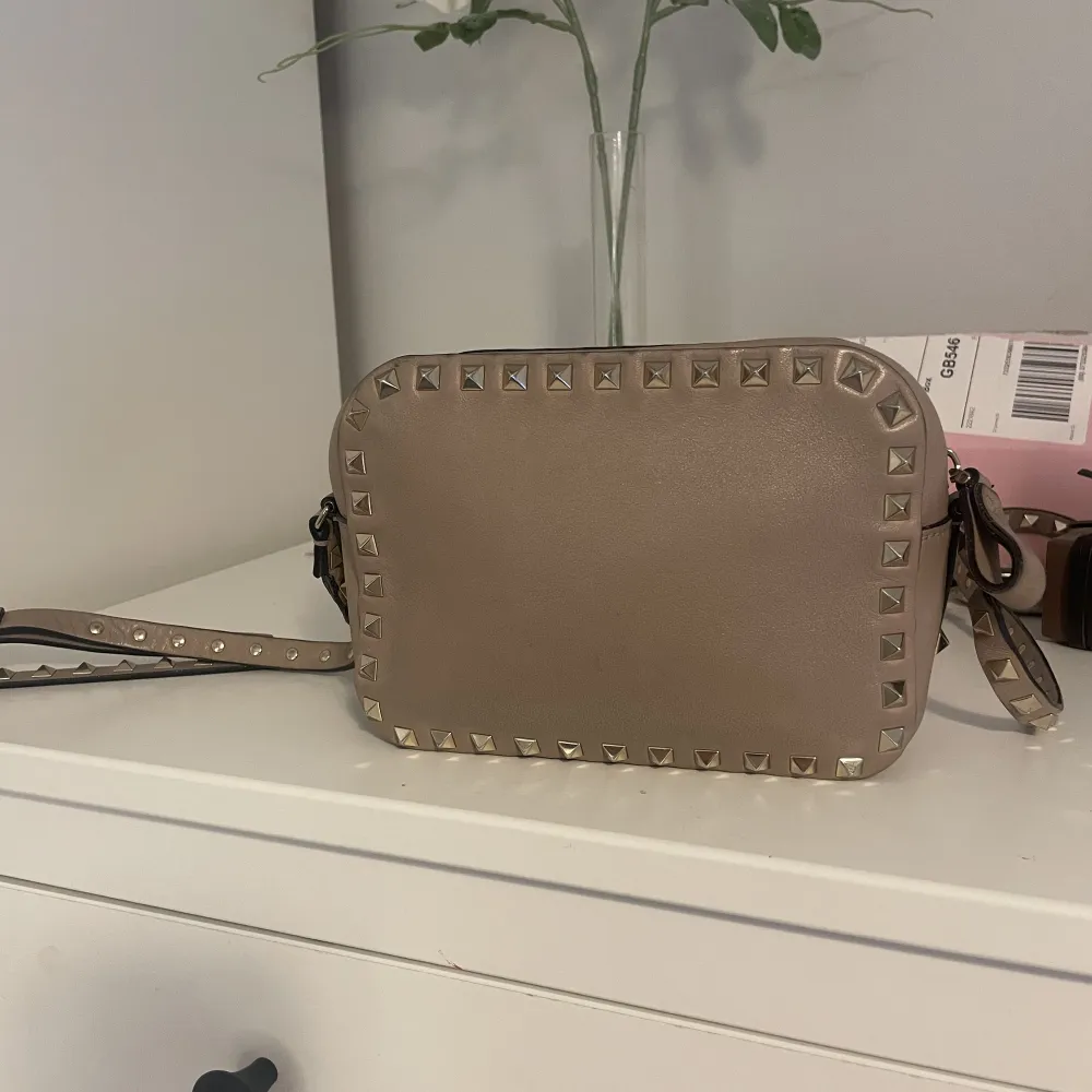 Äkta valentino väska med dustbag 💕 , rosa/beige, några defekter, intressekoll för nuläget  !kommer ej sälja under 5500kr! . Väskor.