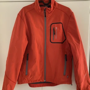 Skidjacka - Skidjacka från ski industriers i fint fint skick! Storlek small! Lagom tjock, du kan ha fleecetröja under:) nypris 1000kr. Knappt använd