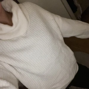 Stickad polotröja - Fin stickad polo från massimodutti, aldrig använd 💗😊storlek M, men passar Xs och S också 🫶🏼