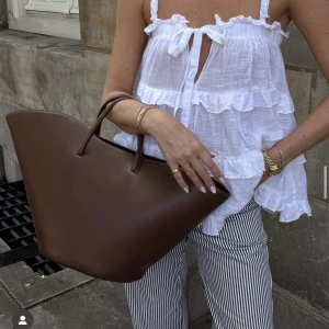 Little liffner - Väska från little liffner. Finns inget att anmärka på. Kostar 5000 kr ny. Kan även bäras som crossbody då den har axebland (avtagbart på insidan) skickat givetvis mer bilder om så önskas.   För mer info googla: Open Tulip Tote Medium