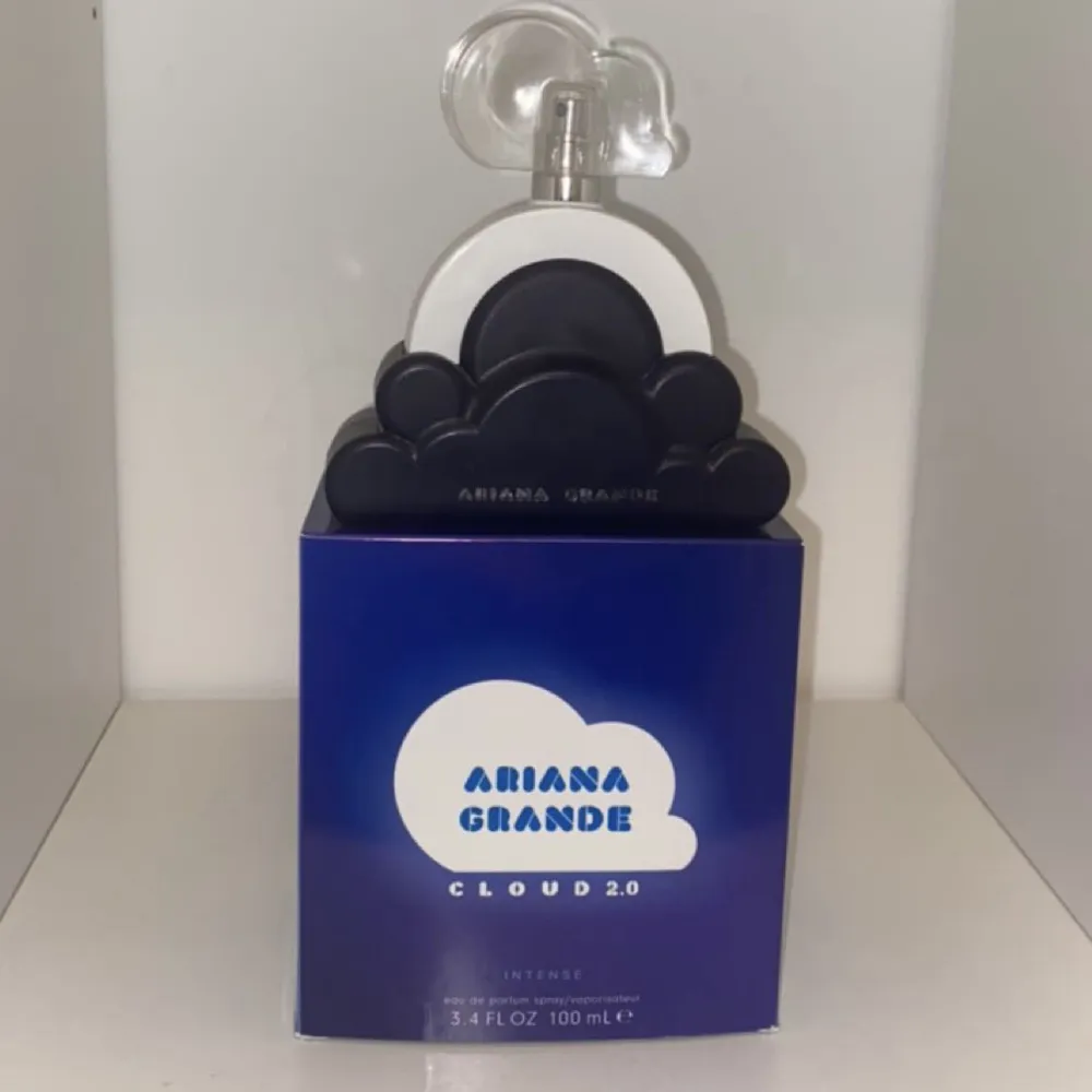 Säljer denna 100ml Ariana Grande cloud 2.0 parfym, den har 95% kvar . Övrigt.