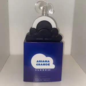 Säljer denna 100ml Ariana Grande cloud 2.0 parfym, den har 95% kvar 