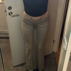 Utsvängda byxor - Tunna sköna utsvängda byxor i en ljus millitärgrön färg. 