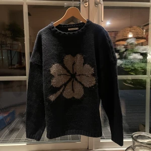 OUR LEGACY - Clover knit - En super snygg och slutsåld our legalt tröja. Tröjan är otroligt dock och super varm. Tröjan har använts färre än 5 gånger, men för priser jag erbjuder är det grymt värt. Tröjan har inga skador, defekter eller fläckar någonstans! Nypris är 3000kr+