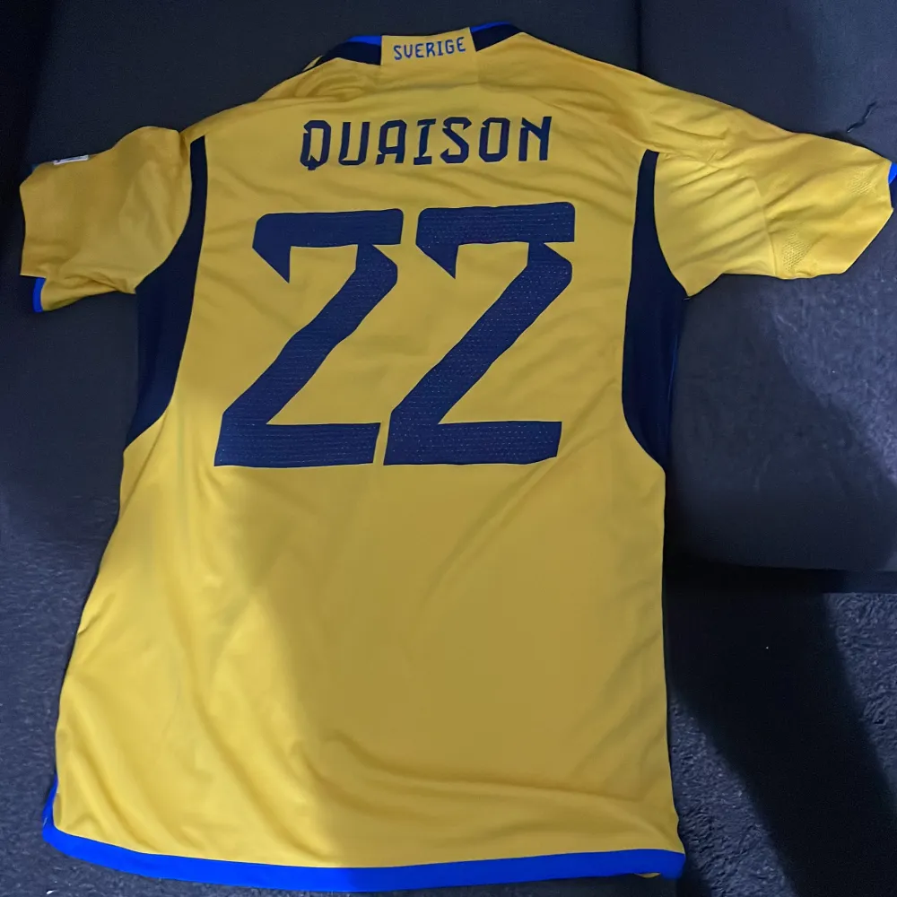 Det är en använd matchtröja av robin quaison.Den är tvättad och är i jättebra skick. Går ej att köpas i affär eftersom den här har han spelat med. Matchen spelades i solna mot azerbaijan Den 27-03-2023  Pris kan diskuteras . T-shirts.