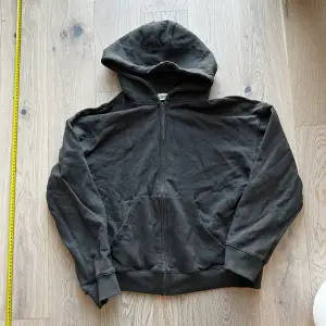 Grå oversized Boxy Hoodie. Storlek M kan passa större S. Koreanskt märke. Cropped fit