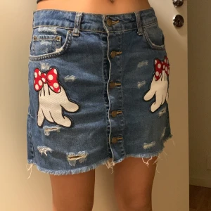 Minnie mouse kjol - Storlek S. Kjolen är från Zara och säljer eftersom att den inte riktigt är min stil längre. 🌷 Köpte den för att åka till Disney 😂