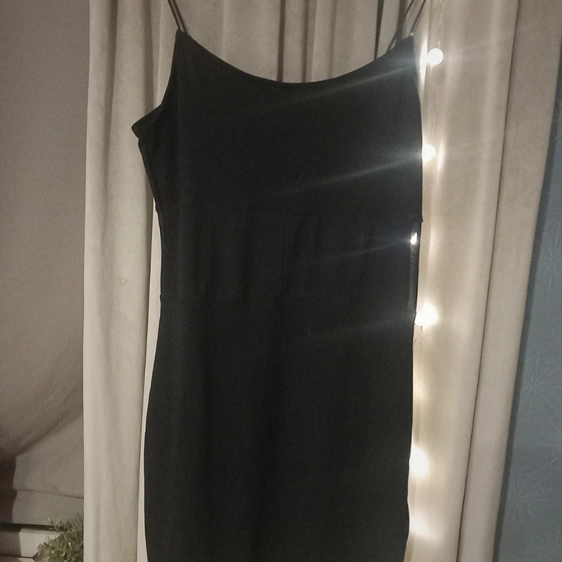 Klänning svart med mesh i midjan