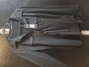 Skjorta - Svart skjorta i mjukt matrial från Fashion nova i storlek L. Helt ny