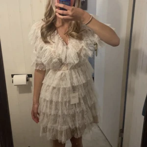 By Malina klänning - Superfin klänning från by malina. Perfekt till student eller andra tillfällen. Köptes för 2800kr. Endast provad, prislappar kvar. Storlek XS men passar även S. 😍