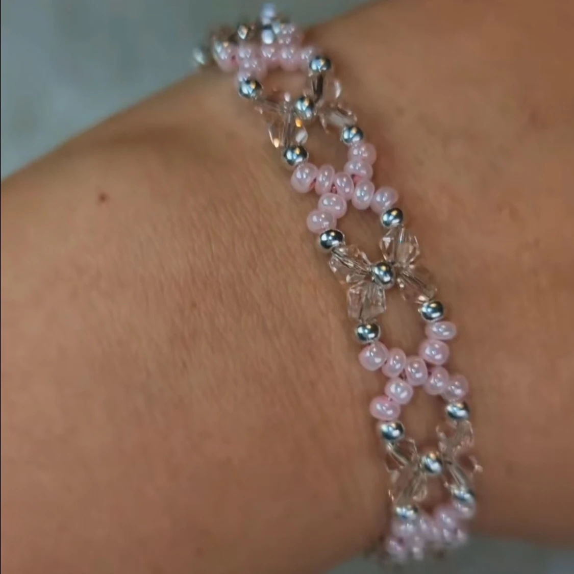 Armband handgjort av glaspärlor