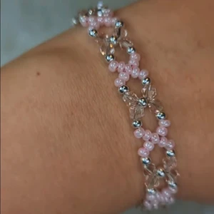 Armband handgjort av glaspärlor  - Handgjort armband av glaspärlor. Storlek och färg går att välja