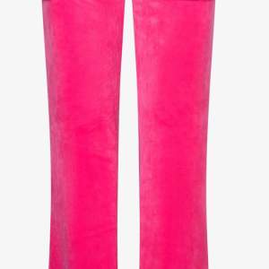 Säljer mitt juicy sett i pink glo då jag inte använder det så ofta längre💕 tröjan är i fink skick och byxorna syns att dom är använda ner mot foten (de är lite bruna). 500kr per del och 900kr för hela settet (obs inte mina bilder) 