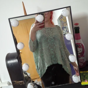 Tröja - Luftig mintgrön tröja med slits bak