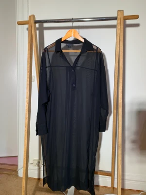 Transperant tunika från monki. - Oanvänd tunika från monki. Ett litet hål på framsidan som visas på bild 2, i samband med borttagning av en ficka. 