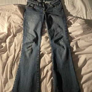 Low waist Bootcut jeans - Buda med minst 10kr❤️Säljer dessa Low waist Bootcut jeans köpta från Beyonce retro säljer för att att de blivit för korta❤️passar de i strl S och som är ca 165