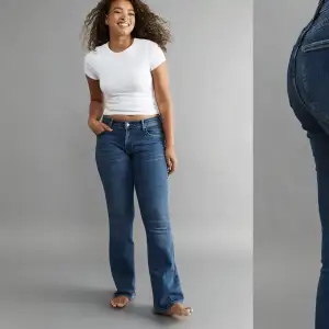Skit snygga mörkblå low waist jeans, sitter som en smäck i kroppen. Använd fåtal gånger, pris går och diskuteras💙🫧🫧