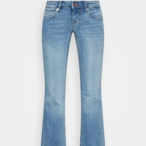 Only jeans  - Säljer ett par skit snygga jeans från only ❤️ köpte på Zalando men är från only❤️ säljer för att de inte kommer till användning längre! Köpte för 400 kr ❤️❤️ är low Waist och bootcut 