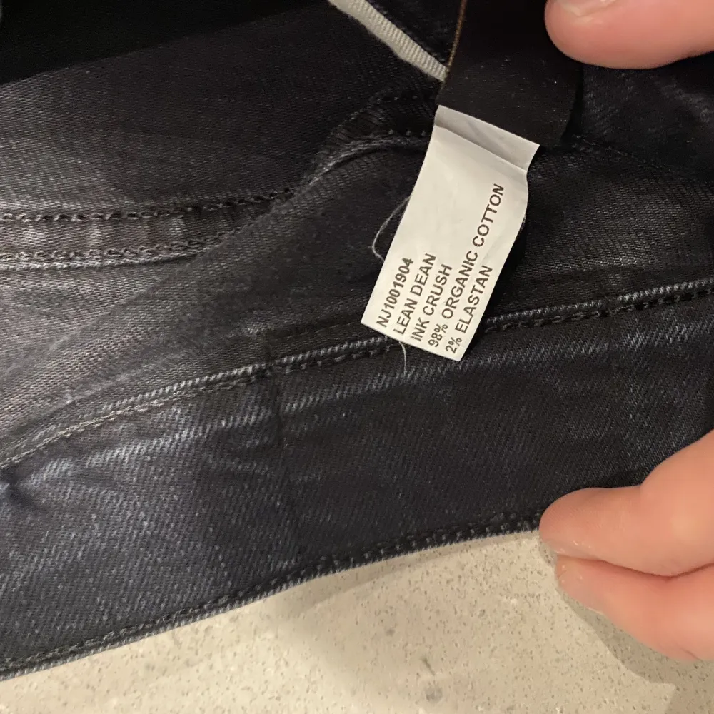 Tjena! Säljer nu mina as feta nudie jeans i modellen Lean Dean. Färgen fadear mellan marinblå och svart. Dom är i storleken 30/32 och passar mig som är 181 och väger 68. Dom är 10/10 i skicket.  Hör av dig vid minsta lilla fundering!. Jeans & Byxor.