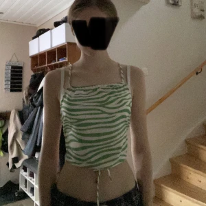 Vit & Grön backless topp - Grön och vit topp med zebra mönster + helt öppen rygg från Shein😍Eftersom den har snören så kan man välja helt hur tajt den ska sitta och hur. Denna är aldrig använd och har inga fel☺️Strl. XS.