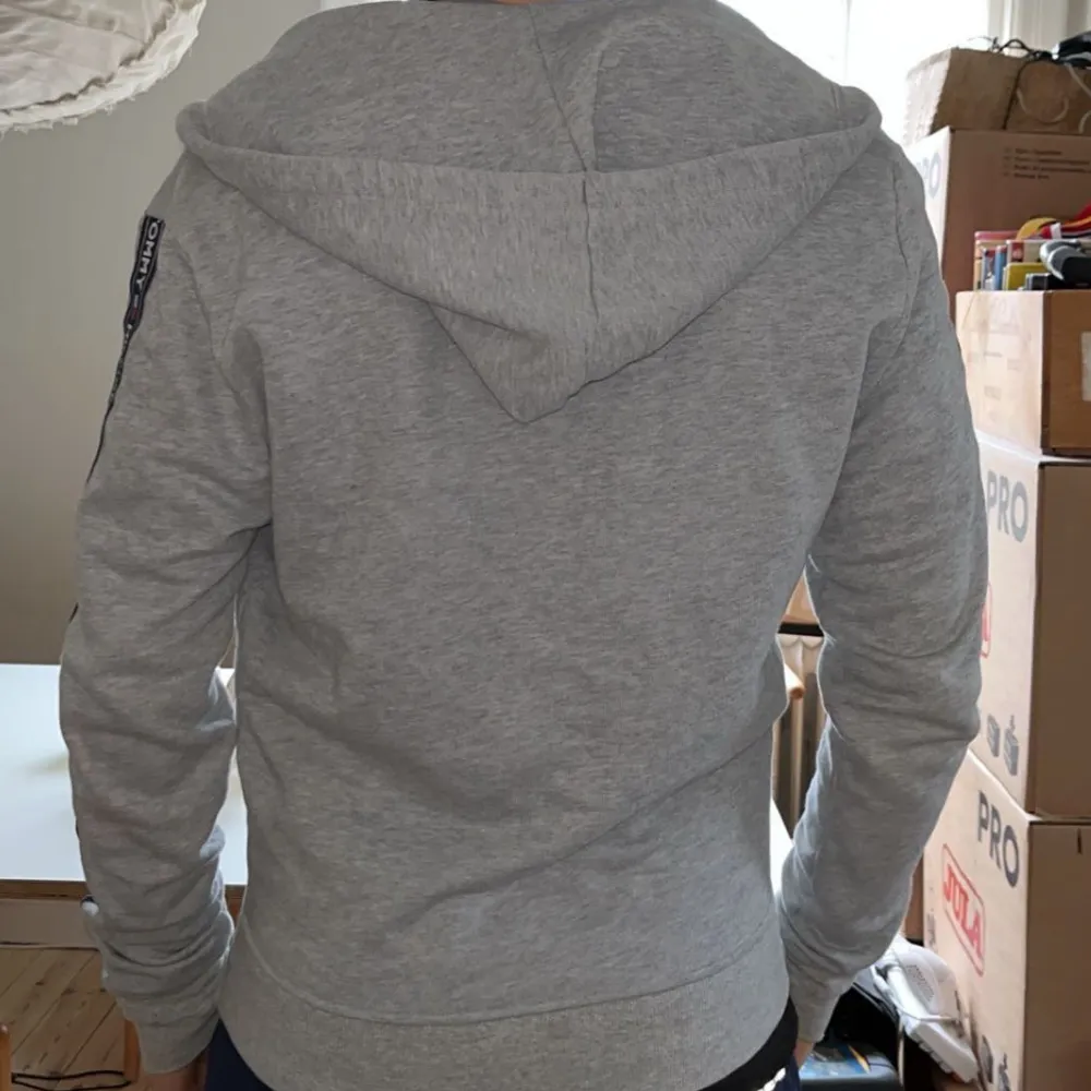 En bra zip hoodie i storlek small och snygg zip inga defekter och är i small men kan funka för medium också. Hoodies.