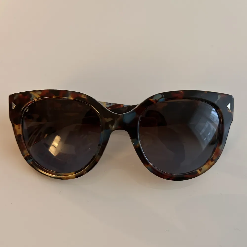 authentic prada sunglasses. in good condition! . Övrigt.
