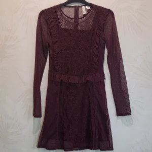 Klänning - Vinröd spetsklänning. Nyskick, använd en gång. 