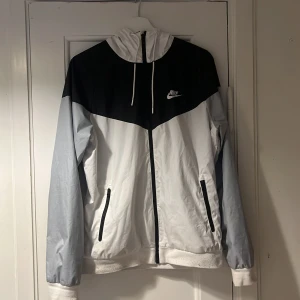 Nike jacka  - En tunn Nike jacka i fint skick! Inga defekter på den. Kan möjligtvis gå ner i pris vid snabb affär! 