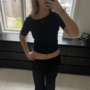 T-shirt  - Jättefin t-shirt från H&M. Säljer då den inte kommer till användning ❤️
