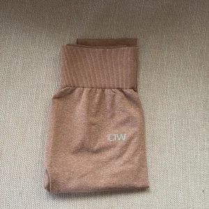 Iciw träningsthights  - Iciw rosa träningsthights i mycket bra skick, använda fåtal gånger!