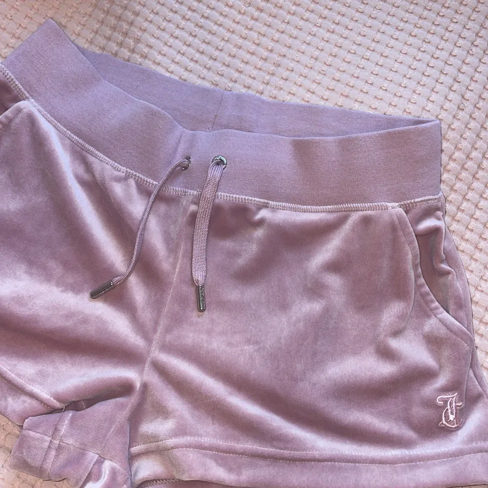 Säljer mina oanvända Juciy Couture shorts i rosa-lila. Storleken på dessa är S. Shorts.