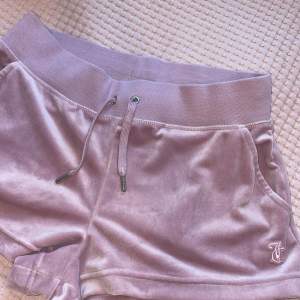 Säljer mina oanvända Juciy Couture shorts i rosa-lila. Storleken på dessa är S