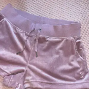 Säljer mina oanvända Juciy Couture shorts i rosa-lila. Storleken på dessa är S