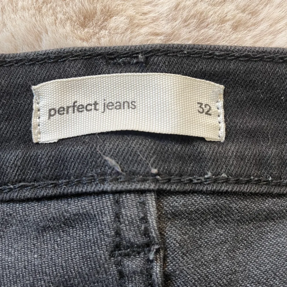 Säljer dessa svarta jeans då dom är för små för mig  Jeansen är i ett bra skick . Jeans & Byxor.