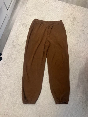  Mjukisbyxor  - Storlek: XL knappt används Har storlek M i vanliga fall så de sitter fint som baggy mjukisbyxor 