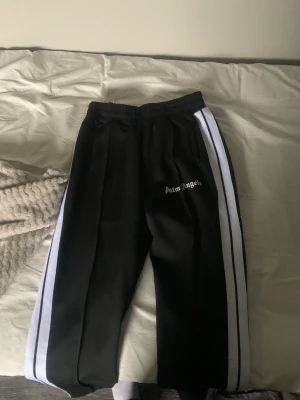 Palm angels byxor - Säljer mina helt nya Palmangels byxor påse följer med det är storlek small och oanvända.