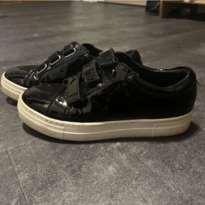 J. Lindeberg skor - Skor från J.Lindeberg, storlek 37, lite missfärgad längst bak💞 230kr