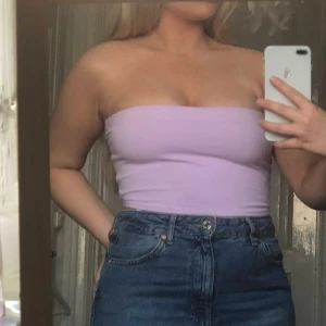 Ljuslila bandeautopp - En ljuslila topp, aldrig använd