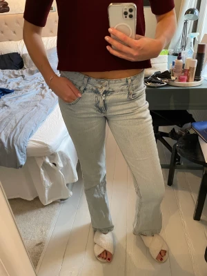 Lågmidjade jeans - Säljer dessa fina lågmidjade jeans köpta på Zalando😊 finns ej längre, väldigt bra skick