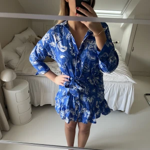 Klänning  - Säljer min så fina klänning ifrån zara. Använd fåtal gånger❤️