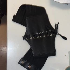 Svart korset bälte  - Ett jätte fint svart korset bälte i ett bra skick. Väl använd men har inga defekter. 