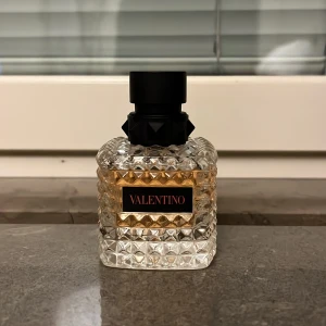 Valentino born in Roma Coral fantasy donna  - Valentino Born in Roma Coral fantasy Donna. Parfymen är köpt på Åhléns för 1250kr. Nästan hela är kvar endast använd några få gånger. Den är 50 ml och köpt nyligen. Andra bilden är endast till för att visa storleken🫶🏼🩷