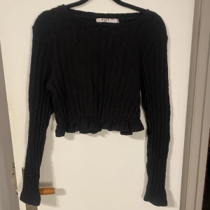 Nakd topp - Fin topp från NA-KD. Storlek S och ribbad i materialet. Den är ganska kort på mig som är 175 men modellen ska vara så!😚😚 skriv vid funderingar/frågor💕