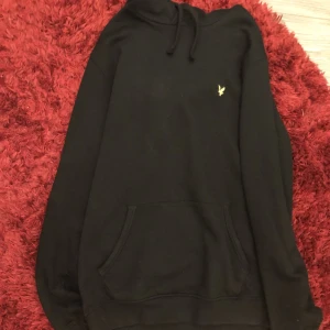 Storlek M - Säljer min svarta Lyle and Scott hoodie i storlek M, inte används på länge. Nypris 800-900 kr, mitt pris 250 kr. Skriv för frågor!